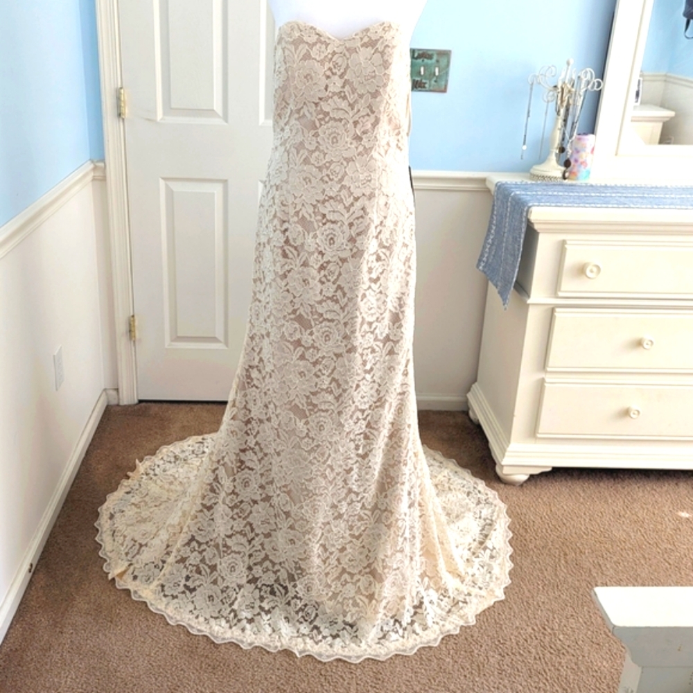 NWT Elegant Off White, Ivory Strapless Wedding Dress With Train, Size 12.